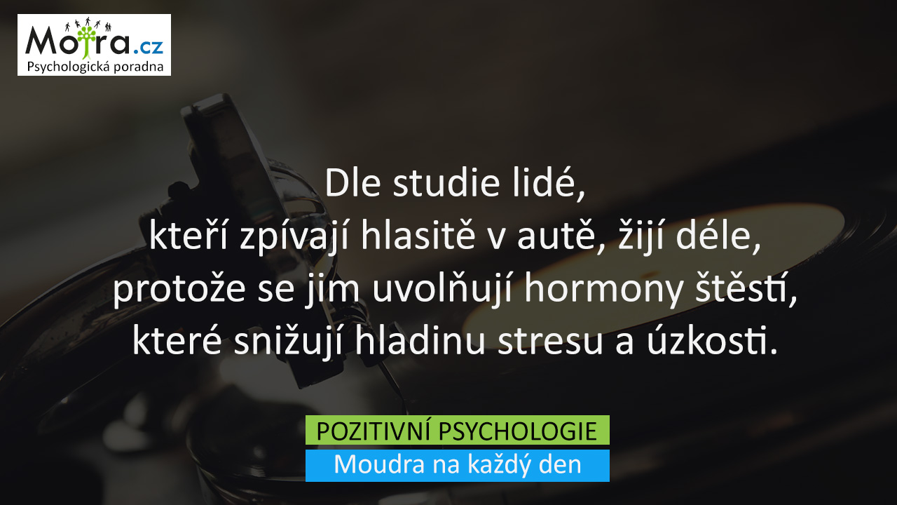 Dle studie lidé, kteří zpívají hlasitě v autě, žijí déle, protože se jim uvolňují hormony štětští, které snižují hladinu stresu a úzkosti.