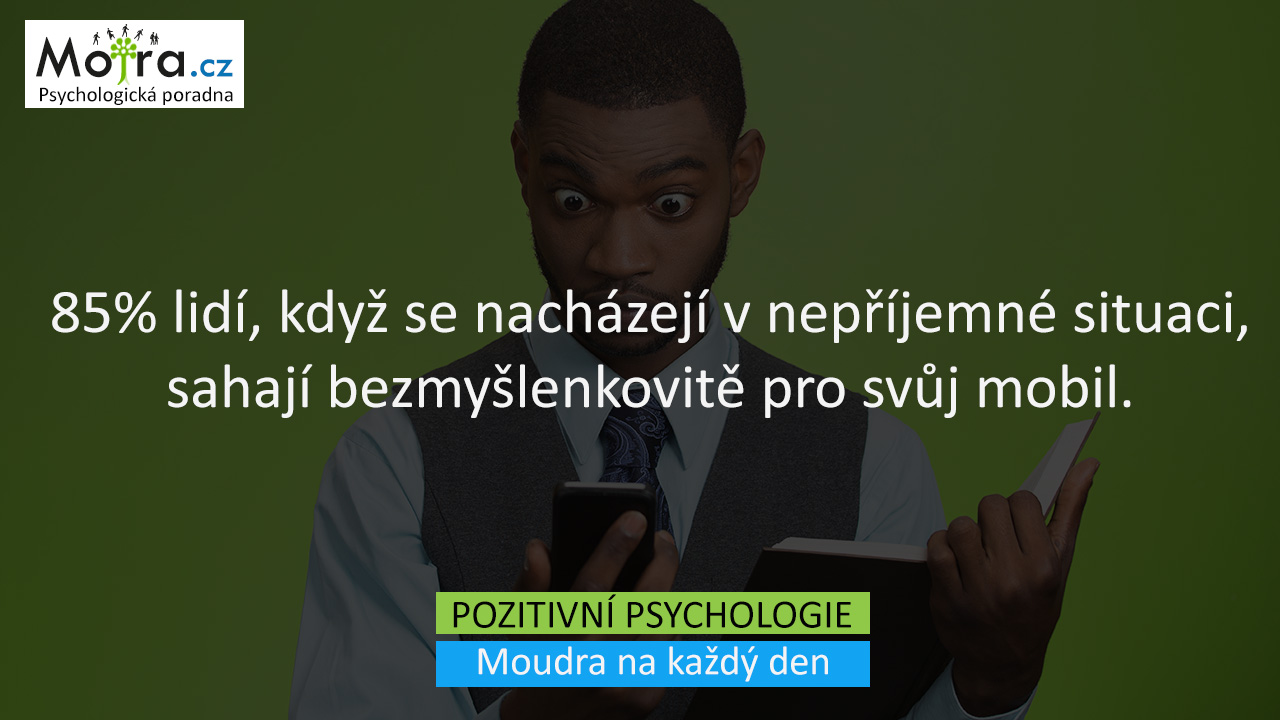 85% lidí, když se nacházejí v nepříjemné situaci, sahají bezmyšlenkovitě pro svůj mobil.